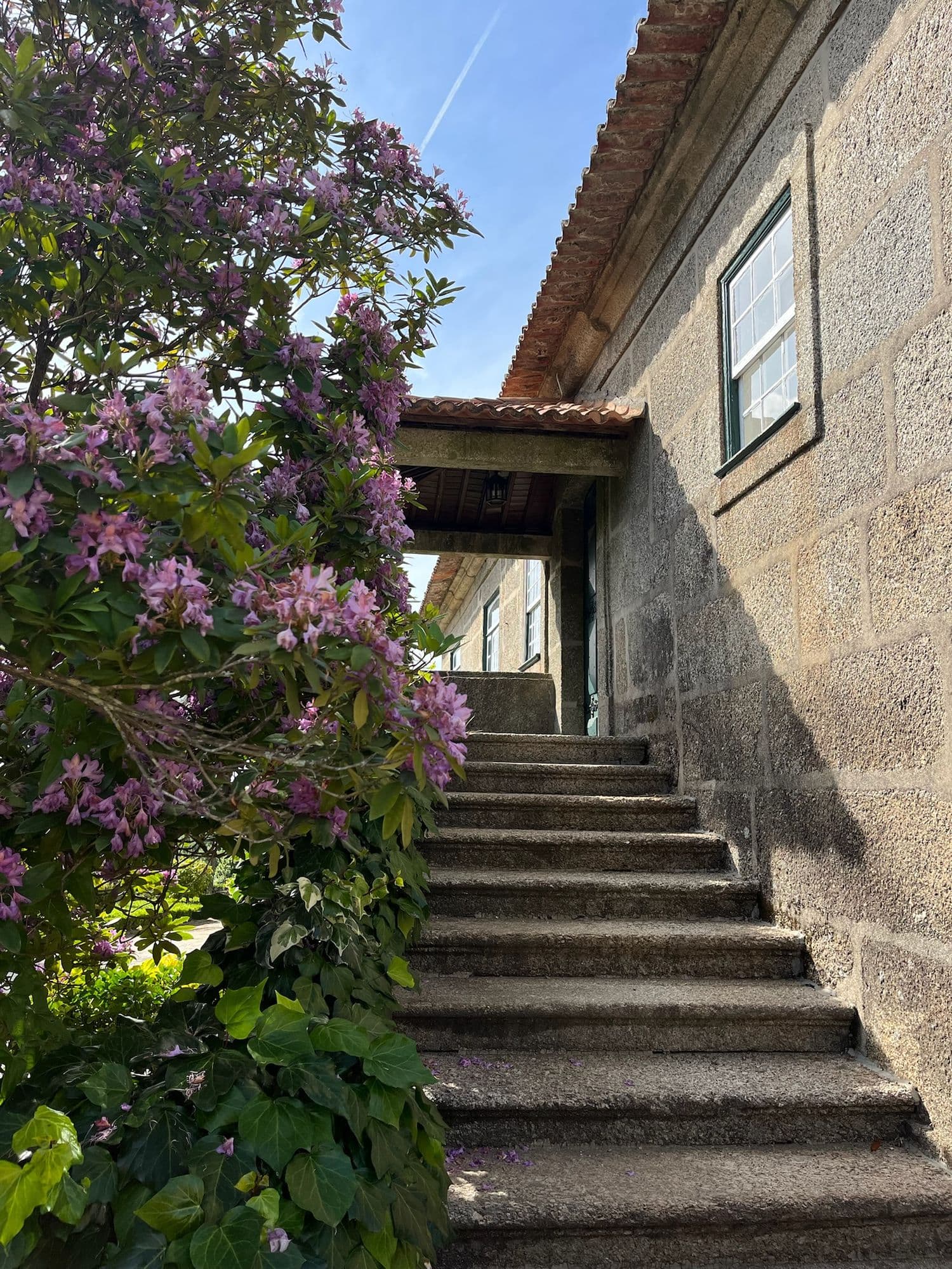 Escadaria em granito da casa